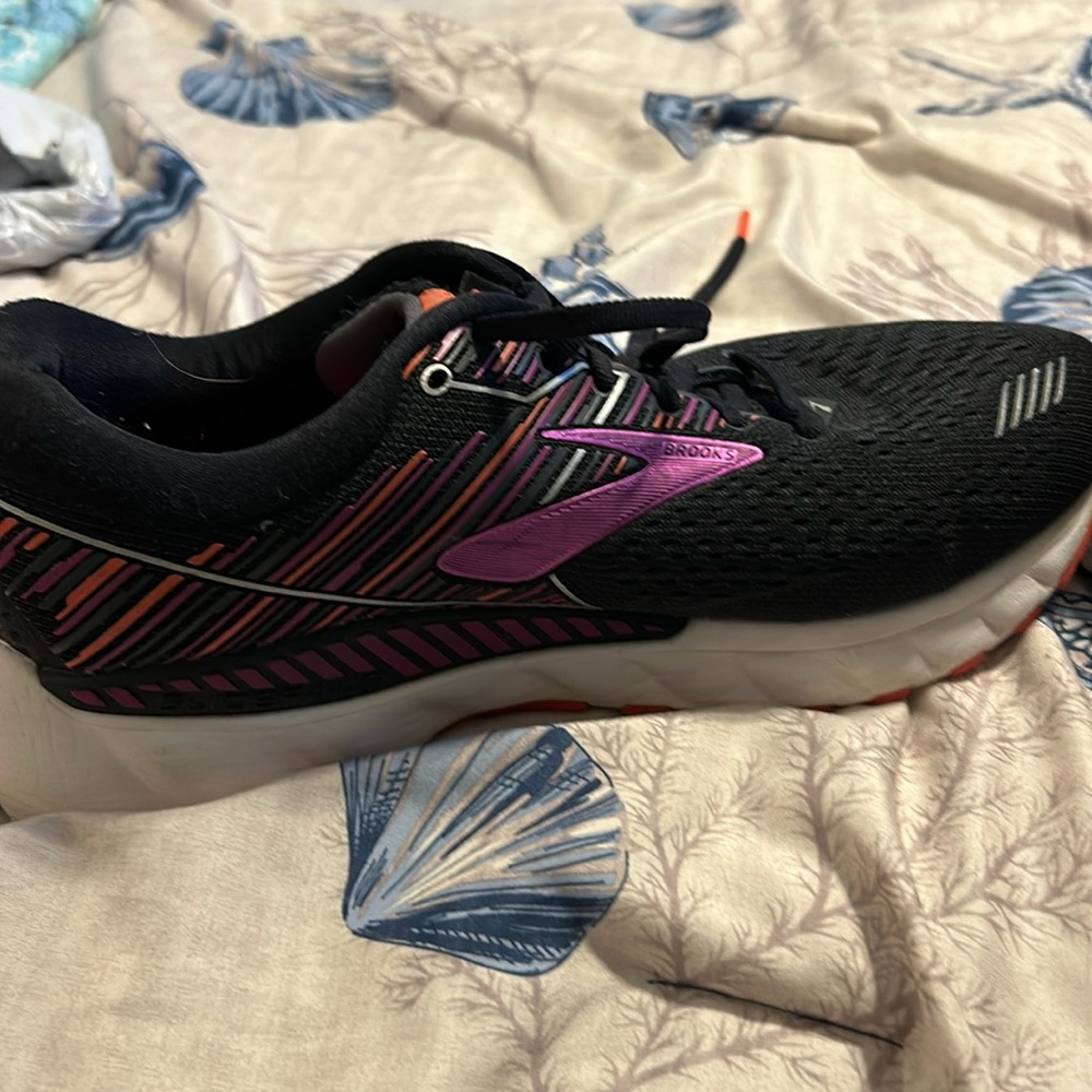 Women’s Brooks adrenaline GTS 19 size 10 extra wide